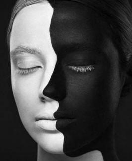Siyah dik dikdörtgen bir zemin üzerinde, siyah beyaz gözleri kapalı kadın yüzü yer alıyor. Bu yüzün bir tarafı aydınlık tonda, diğer kısmı siyah tonda. Bu resim bakışa göre, hem tek bir kadın resmi hem de biri düz biri yan duran iki kadın resmi olarak görülebiliyor.