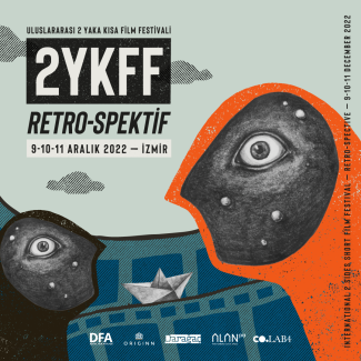 Uluslararası İki Yaka Kısa Film Festivali’nin zemini açık yeşil renkte kare afişi. Sağda turuncu renkle çerçevelenmiş insan kafasına benzeyen büyük gözlü siyah bir siluet profili var. Solda aynı şekilde ama daha küçük ve siyahla çerçevelenmiş başka bir siluet var. İkisinin arasında deniz dalgası izlenimi verecek şekilde ve üzerinde kâğıttan bir kayık çiziminin yer aldığı iki film şeridi geçiyor. Sol üstte Uluslararası 2 Yaka Kısa Film Festivali, hemen altındaki siyah dikdörtgen kutunun içinde 2YKFF yazılı.