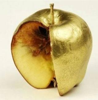 İçinden bir dilimi çıkarılmış ve dışı tamamen altın suyuna batırılmış gibi görünen bir elma. Dilimin çıkarıldığı yerde, elmanın içinde ise büyük bir çürük var.