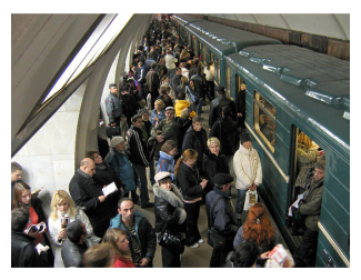 Kalabalık bir metro istasyonu; siyah metronun kapıları açık, içi ve dışı farklı farklı insanlarla dolu.