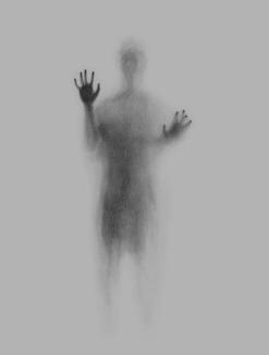 Görünmeyen bir paravan arkasında az görünen bir insan görüntüsü, ellerini paravana dayamış bir şekilde görsele bakanlara yönelik bir şekilde duruyor.