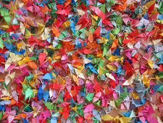 Farklı desen ya da renklerde yapılmış onlarca origami turna kuşu.