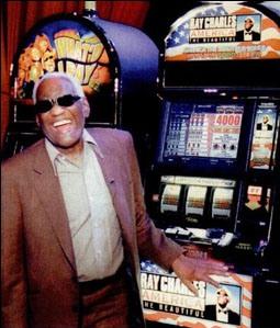 2001 yılında Las Vegas’taki Küresel Oyun Fuarı’nda kör şarkıcı Ray Charles’ın tasarımına kendinin de dâhil olduğu erişilebilir slot makinasının yanında gülerken çekilmiş bir fotoğrafı.