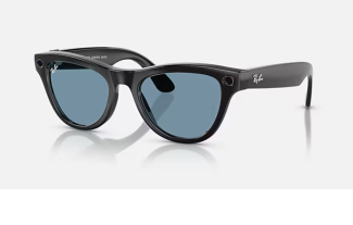 Ray-Ban markalı siyah bir güneş gözlüğü.