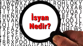 Beyaz arka plan üzerinde tek tek ve karışık halde yazılmış siyah harflere büyüteç tutmuş bir el. Büyütecin ortasında kırmızı harflerle isyan nedir yazıyor.